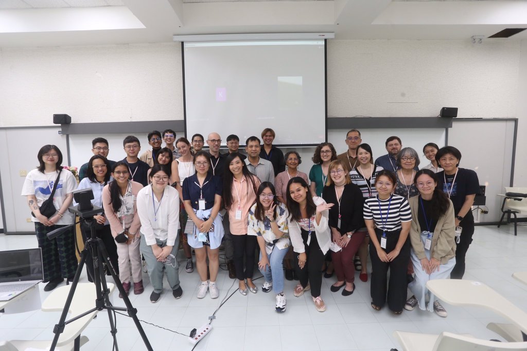 Nice to see everyone at NWAV-AP7!&nbsp;很高興在研討會認識大家